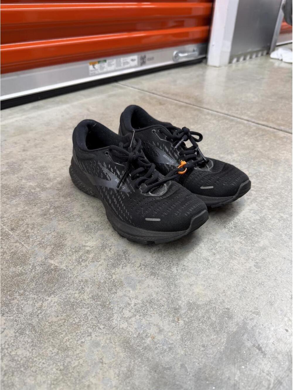 brooks ghost 13 triple black running shoes size 6.5 WOMENS